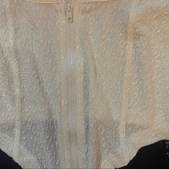 Cream textured asymmetrical crop top zip closure - Picture 3 of 6